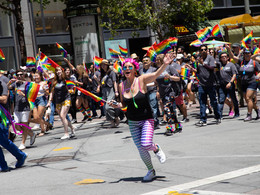 Спасайся, кто может! / Из серии &quot;Гей парад в Сан Франциско&quot;
