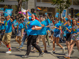 Голубые дамы... / Из серии &quot;Гей парад в Сан Франциско&quot;