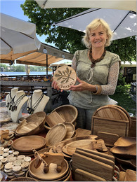 Сувениры из Тракай / Тракай, Литва
Эта милая женщина продаёт в Тракае сувенирные изделия из дерева, изготовленные самой и её мужем.