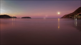 &nbsp; / Таиланд, побережье Андаманского моря, съёмка перед рассветом, луну ещё хорошо видно, а солнце ещё не взошло в результате получился такой свет.