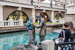 Дед поймал Золотую рыбку-а не Му-Му / На Манежной площади каскад фонтанов,а напротив кафешки.В т.ч.Му-му
