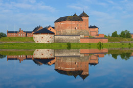 Крепость Хямеенлинна / Крепость города Хямеенлинна с отражением солнечным июльским утром. Финляндия