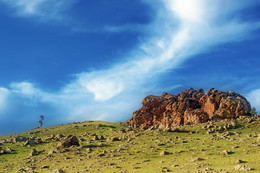 Скала на вершине холма / май 2018г, Эрдэнэт(Монголия)