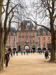 Небольшой сквер в окружении дворца Дес Восгез в Париже. / Небольшой сквер в окружении дворца Дес Восгез в Париже.