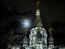 В холодном сумраке ночном / Луна над храмом