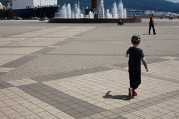 Движение по площади с фонтаном / площадь,фонтан,ребенок,движение