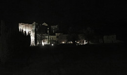 В ночи / Ночь в аббатстве Сан Гальгано, Тоскана.