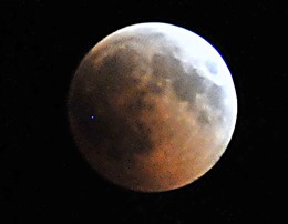лунное затмение 27.07.2018 / случайно в моем объективе - спутник Земли