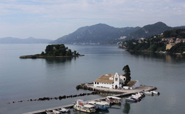 Канони! / Канони – один из популярных уголков греческого острова Корфу. Канони, как и сам Корфу, весь просто утопает в зелени. Узкая полоса земли ведет к монастырю Влахерна, талисману острова. Отсюда очень легко добраться и до знаменитого «мышиного острова» – Понтиконисси, «визитной карточке» Корфу. По легенде, "мышиный остров" – это окаменевший корабль, который доставил Одиссея обратно на Итаку, превращенный в камень разгневанным Посейдоном. Остров по форме действительно напоминает каменную мышь. Это место также интересно тем, что тут же располагается аэропорт Корфу. Самолеты садятся буквально с воды. Очень красивое зрелище!