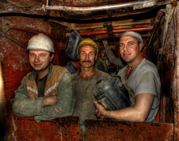 Метростроевцы / Этих трех мужиков я сфотографировал в 2006 году, когда снимал репортаж про строительство станции метро Трубная
