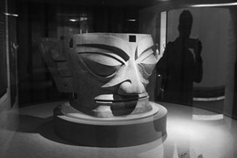 Незнакомое лицо / Лицо, которому около 5-ти тысяч лет. Музей культуры Шу (Sanxingdui Museum), пров. Сычуань, Китай