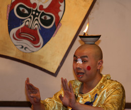 На сцене / Персонаж китай оперы, что-то вроде нашего Иванушки-дурачка.
Чэнду, провинция Сычуань.