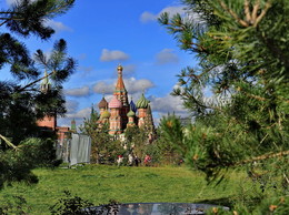 Зарядье / Москва. Вид на храм Василия Блаженного с парка Зарядье