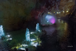 фонтанчики с подсветкой в карстовой пещере / Португалия, карстовая пещера