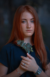 Девушка с веточкой дуба / портрет