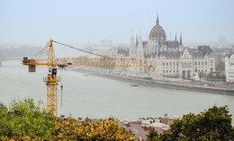 Город Будапешт на реке Дунай. Венгрия. / Строительство около канала реки Дунай в столице Венгрии - городе Будапеште.