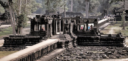 проход по диагонали / Комбоджа - развалины одного из храмов