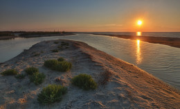 Утомленное солнце / Закат на острове Джарылгач (Украина)