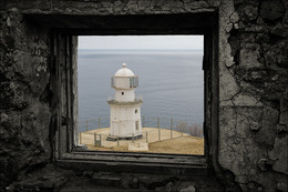 Обратная ретроспектива. / Крым. Маяк на мысе Меганом. Ноябрь. 
Вот такая картина открывается из здания старого маяка, на современность.