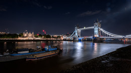 Тауэр и Тауэрский мост / Ночной вид на Тауэр и Тауэрский мост. Лондон, июль 2018.
