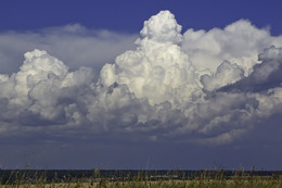 ПРИРОДА САМЫЙ ЛУЧШИЙ ХУДОЖНИК / Ветер рисует в облаках человеческие портреты. Голова в центре смотрит налево.