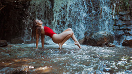 у водопада / купание в водопаде