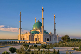 Мечеть Сапармурата Хаджи / Мечеть Сапармурата Хаджи — мечеть в городе Гёкдепе (ранее Геок-Тепе) в Туркменистане. Воздвигнута в память о воинах-защитниках Геоктепинской крепости. Мечеть имеет четыре минарета.Автор проекта архитектор Какаджан Дурдыев, с котором когда-то работал в одной группе в проектом институте &quot;Туркменгоспроект&quot;. Пустячок, но приятно... Мечеть построила знаменитая французская строительная компания &quot;Буиг&quot;