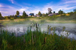 Деревушка у пруда / Что такое деревня?
Это зори-закаты румяные,
Чистый воздух, река и утес
Это травы, на поле просторном духмяные)))