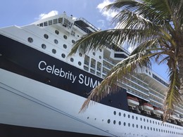 Сelebrity Summit / Бермуды. Наш круизный корабль Сelebrity Summit в порту. Путешествие длилось семь дней, вполне достаточно, чтобы отдохнуть и насладиться прекрасными пляжами, самый любимый - Horsechoe Bay.