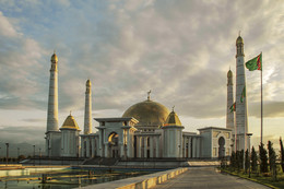 Мечеть Туркменбаши Рухы / Мечеть Туркменбаши Рухы (туркм. Türkmenbaşy Ruhy Metjidi) — главная мечеть Туркмении, самая крупная однокупольная мечеть в мире и крупнейшая в Центральной Азии. Названа в честь Сапармурата Туркменбаши — основателя и первого президента Туркмении. Мечеть была официально открыта в 2004 году.