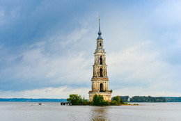 Затопленная колокольня в Калязине / В акватории Угличского водохранилища стоит знаменитая затопленная колокольня Николаевского собора.