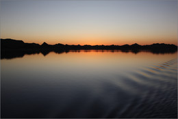 Минималистский пейзаж / Закат на озере Насер. Египет.