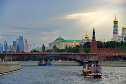 После дождичка,да по Москве-реке... / ---