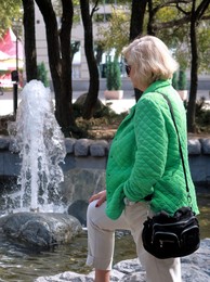 У фонтана / Женщина долго смотрела,практически медитировала