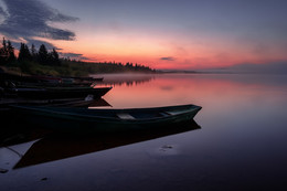 Предрассветное безветрие / Спящие рыбацкие лодки у берега высокогорного озера Зюраткуль в одноименном национальном парке. Челябинская область.