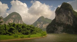 Река Лицзян / Река Лицзян, опоясывающая Гуйлинь, или просто река Ли, – одна из самых чистых рек Китая, жемчужина гуйлиньского пейзажа.