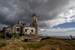 Старый маяк / Несмотря на потрепанный внешний вид, это действующий маяк на северо-западном побережье Сахалина недалеко от поселка Рыбновск