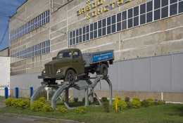 На заслуженном отдыхе. / ГАЗ-51 установлен перед заводом стальных конструкций г.Конаково.