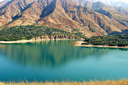 Горный пейзаж / Чарвакское водохранилище находится совсем недалеко от Ташкента( в 80 км), и это уже западная часть Тянь-Шаня.
Это волшебное рукотворное озеро расположено почти на 1000 метрах над уровнем моря.