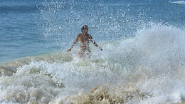 И в брызгах волн ... / На пляже о. Кайо Ларго. Куба.