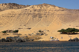 Берег Нила под Асуаном / То редкое место, где в Ниле можно купаться!