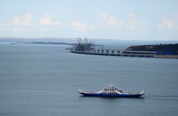 Раздвигая горизонт / Россия, Крым, Керчь, Крымский мост