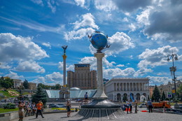 А там под небом голубым /Стольный град Киев. - Крещатик. / ----