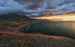Хмурый черноморский рассвет... / Крым, утро на диких пляжах Солнечной долины.