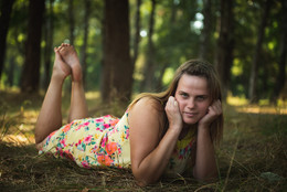 &nbsp; / девушка в парке с босыми ногами