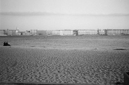 &nbsp; / Вид на Дворцовую набережную с пляжа Петропавловской крепости.