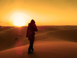 Дорогу осилит идущий / Путник в пустыне Марокко