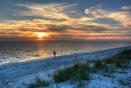 Вдоль по берегу вечерком / Кинбурнский полуостров. Берег Черного моря. 22 сентября 2018 г.

«Над морем короток закат:
Едва лишь диск горячий солнца
Морской бездонности коснётся –
И стынет, гаснет светопад...

Но долго-долго над водой
Струится алое свеченье –
И волн неспешное теченье
Целует берег - как слюдой
На миг покрыв песка печаль
По этой солнечной купели -
Коснётся слуха еле-еле -
И отступает снова в даль -
Своих немыслимых широт
Не перейдя и половину –
И горизонт расправит спину,
Найдя из неба в море брод...
…
Как будто брига паруса,
Что загорались цветом алым,
Бессонным бликом зыбким стали -
И отразили небеса...

Клёнова Л.

Еще несколько фото этого вечера:

[img]https://i.imgur.com/tYSav2i.jpg[/img]

[img]https://i.imgur.com/9xS73Ln.jpg[/img]

[img]https://i.imgur.com/BwL4qbp.jpg[/img]

[img]https://i.imgur.com/hfSKeTw.jpg[/img]

[img]https://i.imgur.com/jWioME3.jpg[/img]