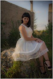 ну так где ж ты мой дружок? заблудился что ли. / вечер августа развалины...