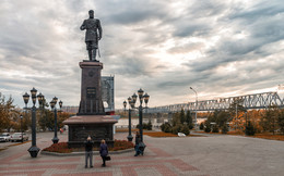 император Александр III / Увековечили память императору за то, что именно в период его правления поселок Ново-Николаевск был основан. Монумент установлен перед старой мостовой фермой в 2012 году. Памятник в высоту достигает 13 метров. Сама статуя императора высотой в 5 метров изготовлена из бронзы. Постамент составляет остальную часть монумента и изготовлен из гранита. Памятник символично ориентирован на восток – в сторону строительства транссибирской магистрали. -